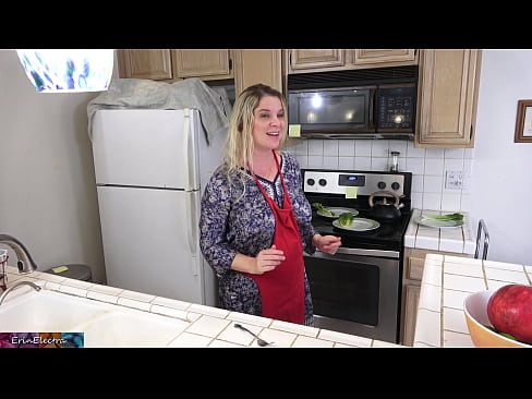 ❤️ Matrigna che lo munge in cucina prima del suo appuntamento Solo pornoal it.courseclass.ru ❌