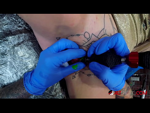 ❤️ Estremamente tatuato hottie Sully Savage ottenuto un tatuaggio sul suo clitoride Solo pornoal it.courseclass.ru ❌